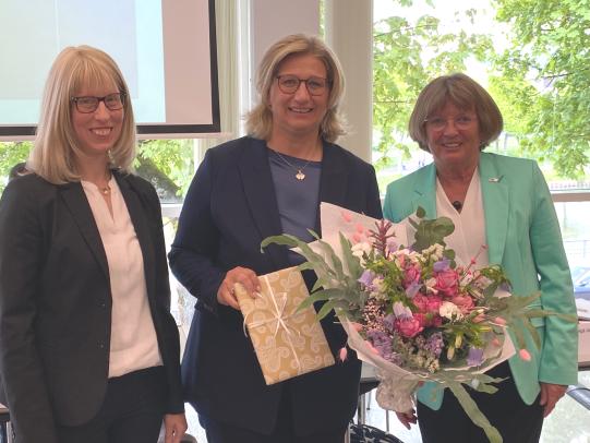 Die Präsidentin der Ingenieurkammer, Dipl.-Ing. Christine Mörgen (l.) und die Geschäftsführerin der Kammer, Anke Fellinger-Hoffmann (r.), dankten Ministerpräsidentin Anke Rehlinger für ihr Kommen. Foto: Ingenieurkammer des Saarlandes